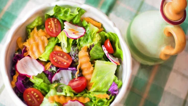 A Dietitian’s Tips for Healthy Eating on the Go salad